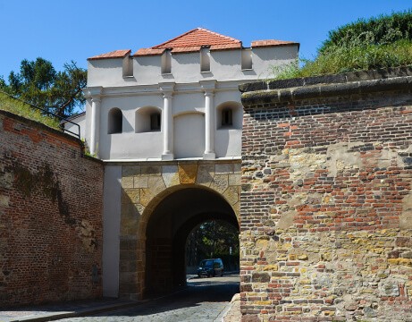 Ziegelmauern mit Tunnel